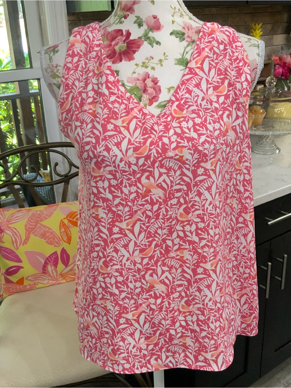 Loft Blouse Sleeveless Top Women’s Size Small Pink White Bird Print Feminine